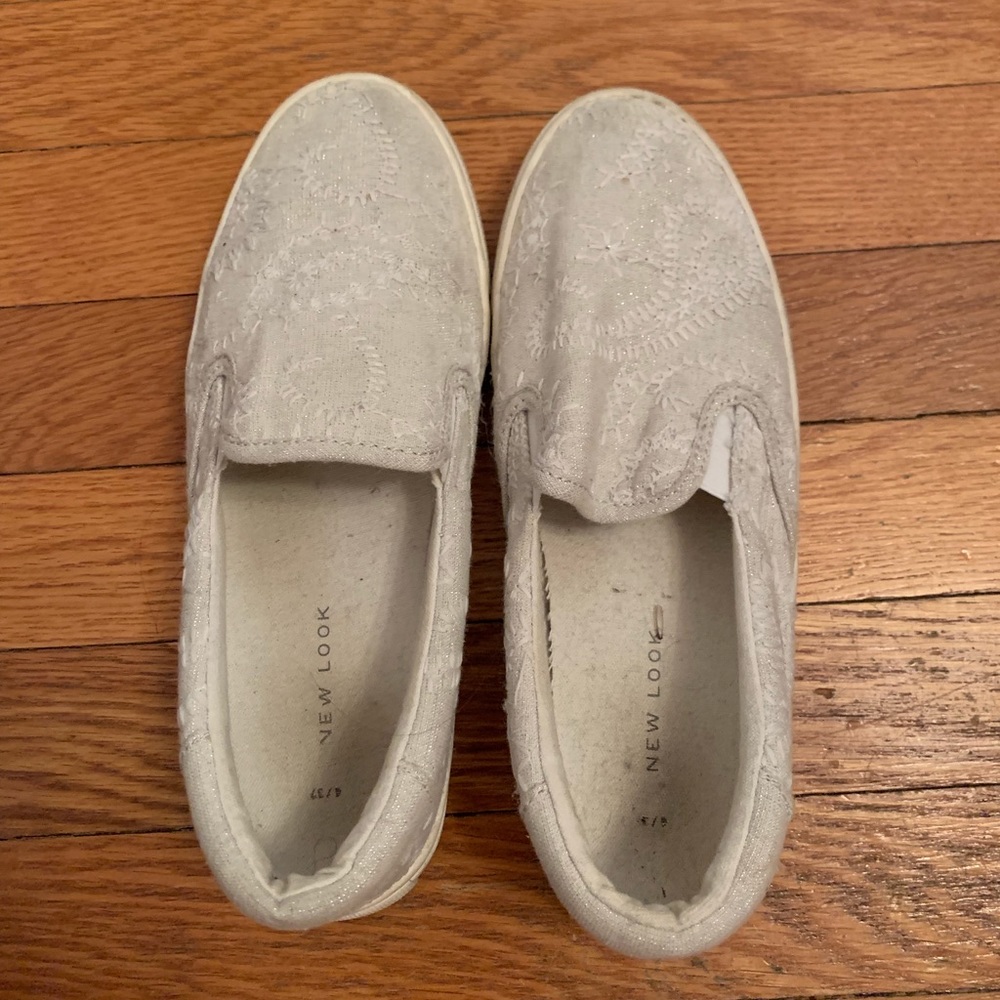 Grey patterned flats w slight glitter
